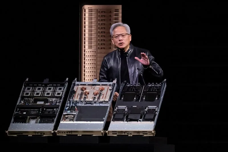 Jensen Huang, CEO da Nvidia, em palco com telões mostrando gráficos de IA