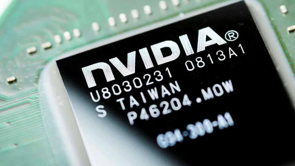 Close-up de um chip gráfico da Nvidia, com o nome da empresa gravado na superfície escura, representando inovação em IA.