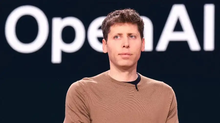 Sam Altman, CEO da OpenAI, em conferência da Microsoft, abordando o futuro da Inteligência Artificial e seus impactos sociais e econômicos.