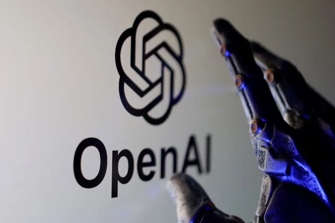Logotipo da OpenAI, aliança Five Eyes e elementos visuais que representam segurança cibernética e tecnologia, com um escudo e códigos binários
