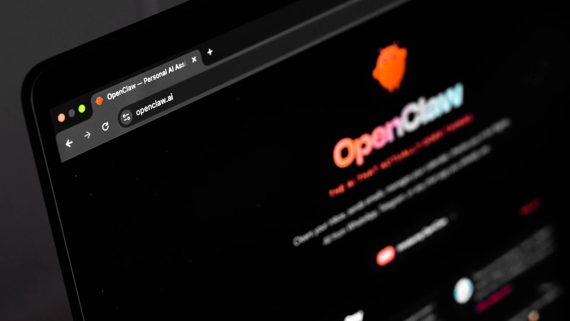 Ilustração abstrata de engrenagens e códigos, simbolizando a personalização de software e IA.