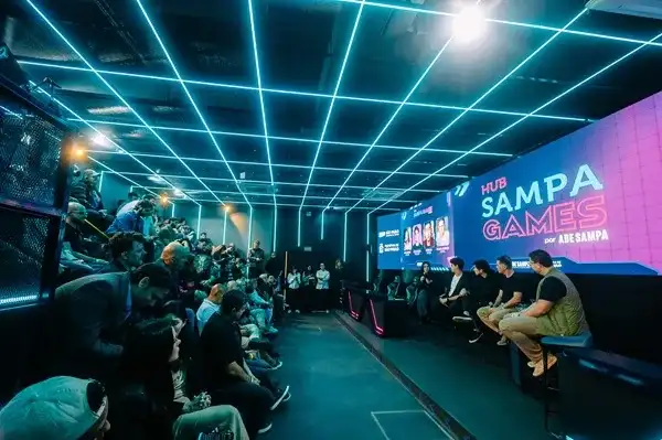 Banner promocional da Netwrix Auditor com link para contato, imagem relacionada à segurança da informação mas usada como exemplo de banner