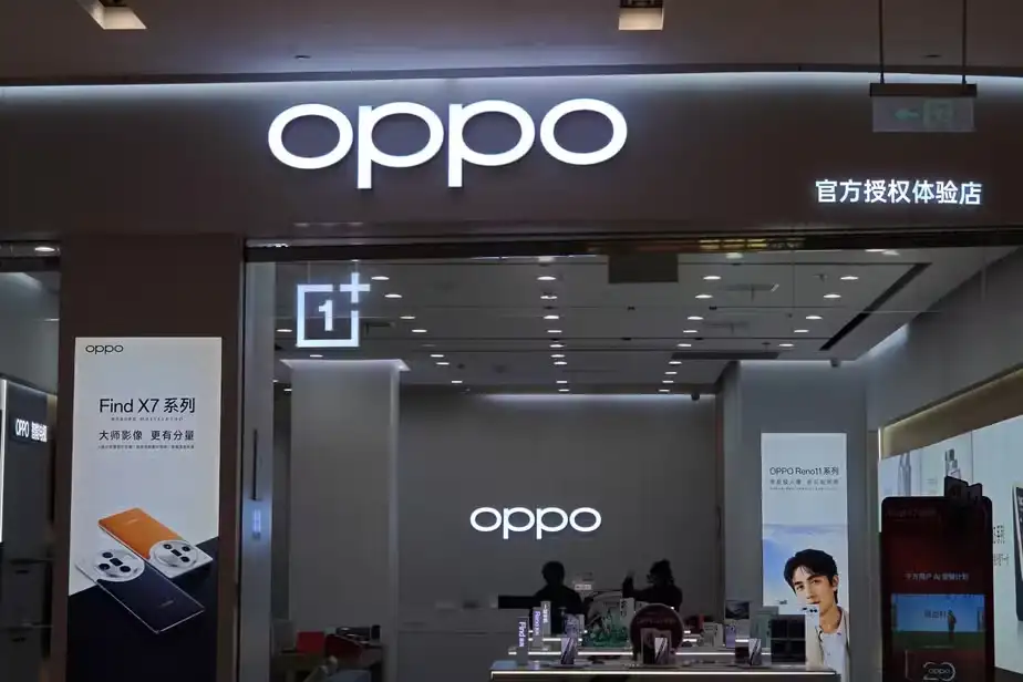 Fachada do novo centro de serviços da OPPO no Rio de Janeiro, exibindo a logomarca da empresa e o slogan 'Inspiration Ahead'