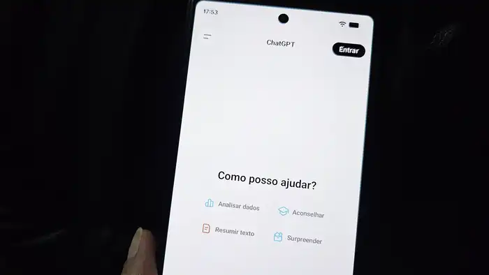 Representação visual de como um usuário interage com o ChatGPT em uma tela, simbolizando os truques para otimizar o uso da IA.
