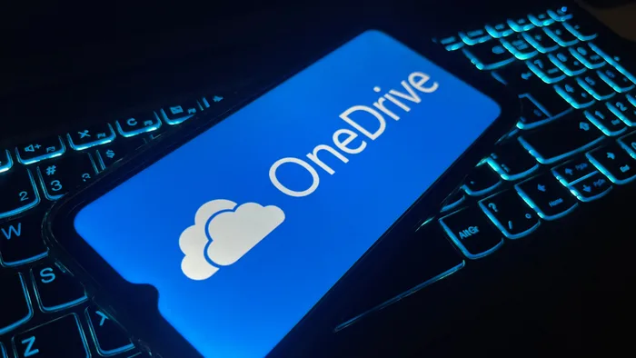 Interface do OneDrive em um computador, com ícones de pastas e arquivos exibidos, sugerindo organização de dados.