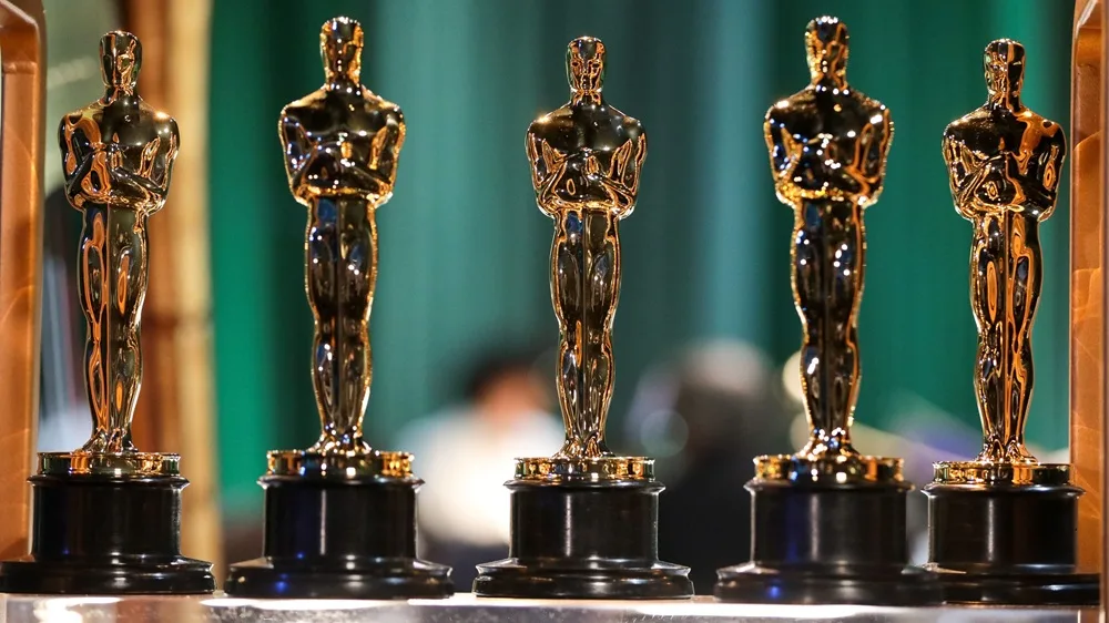 Close-up da estatueta do Oscar com brilho dourado, simbolizando as novas regras e a atenção à inteligência artificial no cinema.