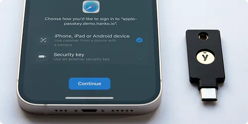 Ilustração de uma mão segurando um smartphone com um ícone de cadeado, simbolizando a segurança da passkey.