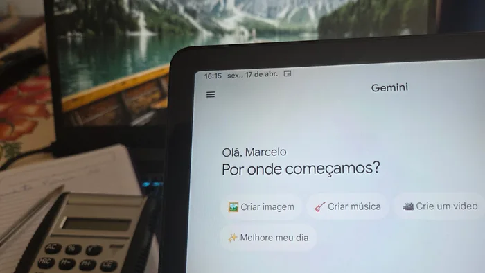 Mão segurando um celular com o aplicativo Google Gemini aberto, mostrando uma interface de planejamento de viagem com mapas e informações. Símbolo de IA no fundo.