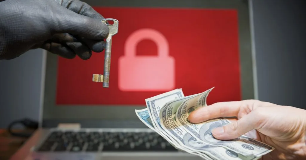 Imagem ilustrativa de ataque de ransomware, com cadeados digitais e senhas em fundo escuro, simbolizando a ameaça e a ilegalidade.