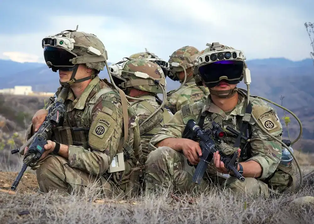Soldado utilizando capacete com óculos de realidade aumentada projetando informações no campo de visão, em cenário militar.