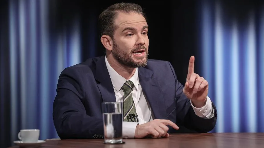 O ministro da Fazenda, Dario Durigan, durante entrevista, discutindo a regulamentação de inteligência artificial no Brasil.