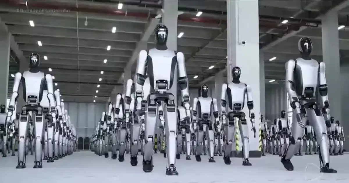 Robô humanoide em um ambiente doméstico enquanto uma pessoa faz o registro de uma atividade, simbolizando o treinamento de IA por gig workers.