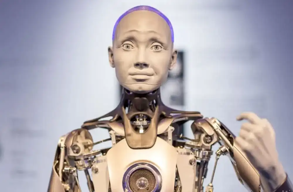 Uma pessoa com um smartphone preso à cabeça, gravando suas mãos enquanto realiza uma tarefa doméstica, representando o treinamento de robôs humanoides.
