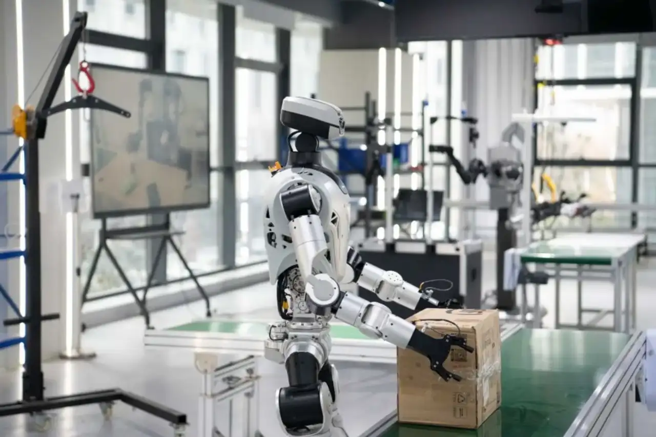 Robô industrial braço robótico em uma linha de produção automatizada no Japão, simbolizando a aplicação da IA física.