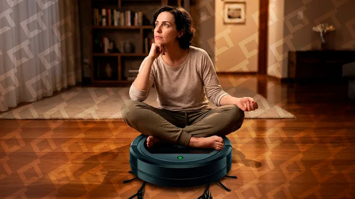 Robô aspirador navegando e limpando o chão de uma casa moderna