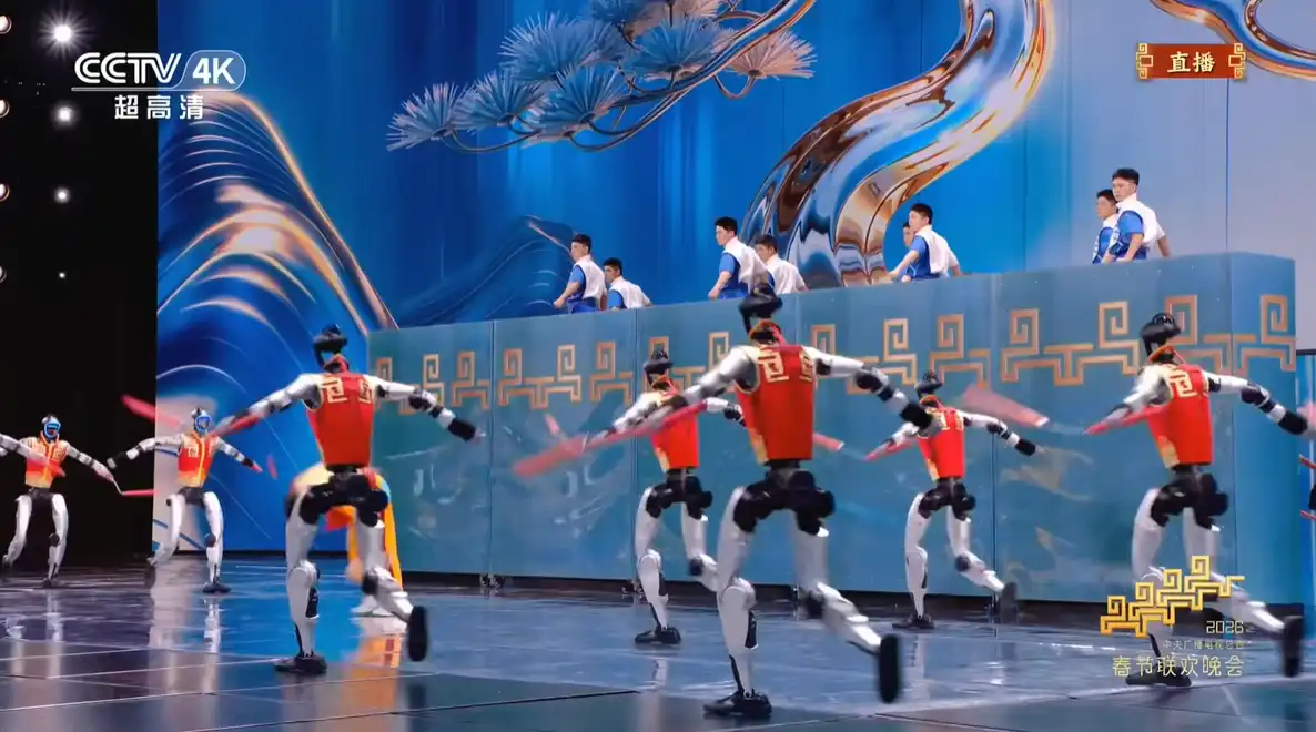 Robôs humanoides se apresentam em um palco iluminado, simbolizando o avanço tecnológico da China no Ano Novo Lunar.