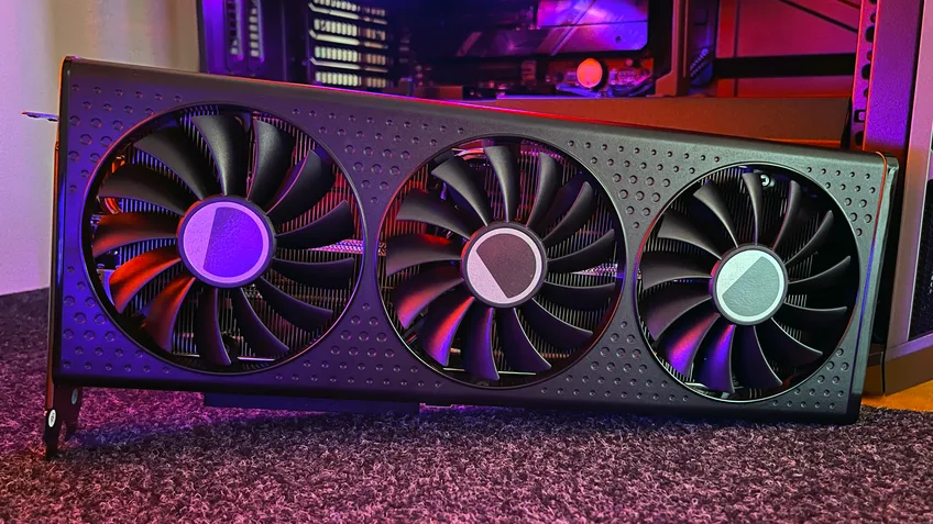 Comparativo lado a lado das placas de vídeo AMD RX 7600 e NVIDIA RTX 5050, destacando seus logos e design.