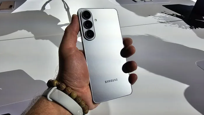 Close-up de um smartphone Samsung Galaxy exibindo um ícone de Inteligência Artificial na tela inicial, simbolizando a crescente integração de IA em seus dispositivos.