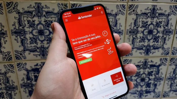 Interface do aplicativo Santander com ícones de Pix, extrato e outras funcionalidades bancárias, com foco em gestão financeira para jovens.
