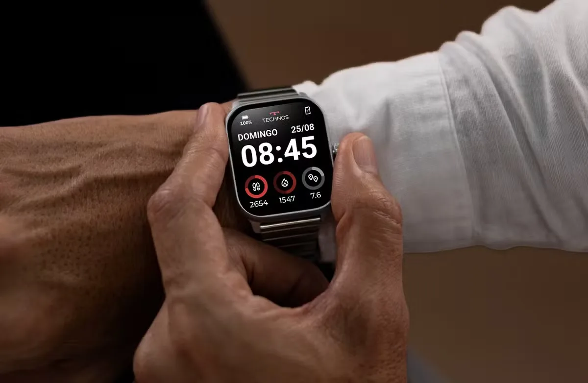 Close-up de três modelos de smartwatches, um dourado da Technos, um com pulseira azul da Mormaii e outro preto com detalhes vermelhos da Condor.