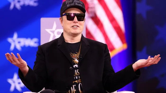 Imagem de Elon Musk com um foguete da SpaceX ao fundo, simbolizando a fusão entre suas empresas SpaceX e xAI para impulsionar a IA no espaço.