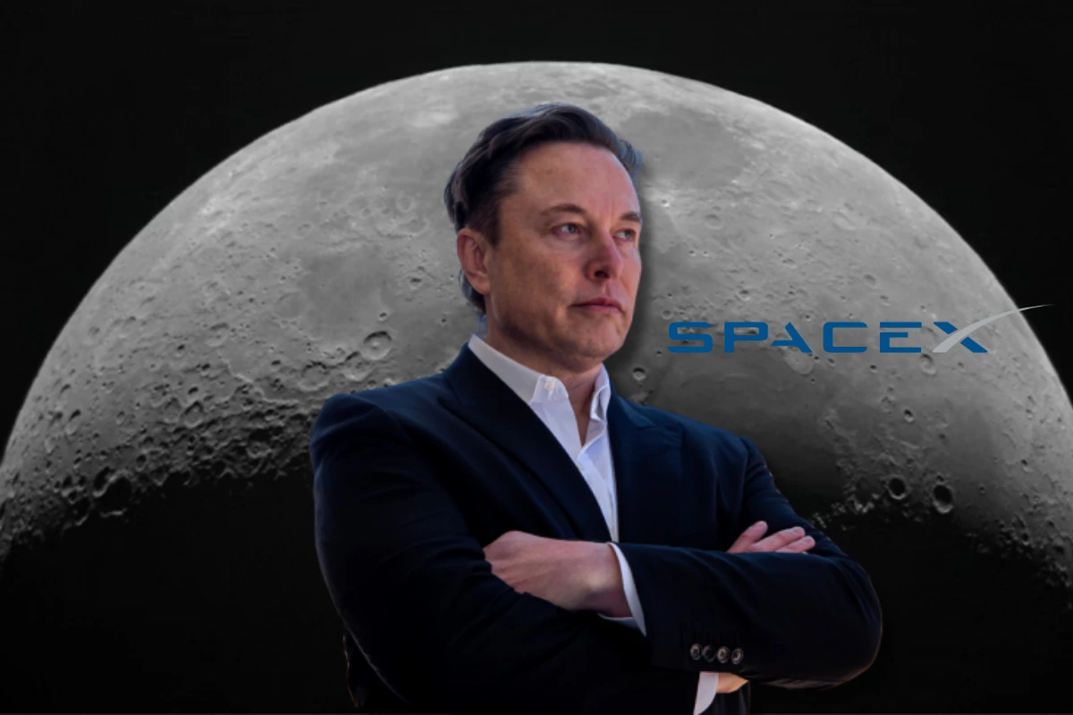 Elon Musk, CEO da SpaceX, acenando durante um evento em 2025, simbolizando o foco da empresa na colonização lunar.
