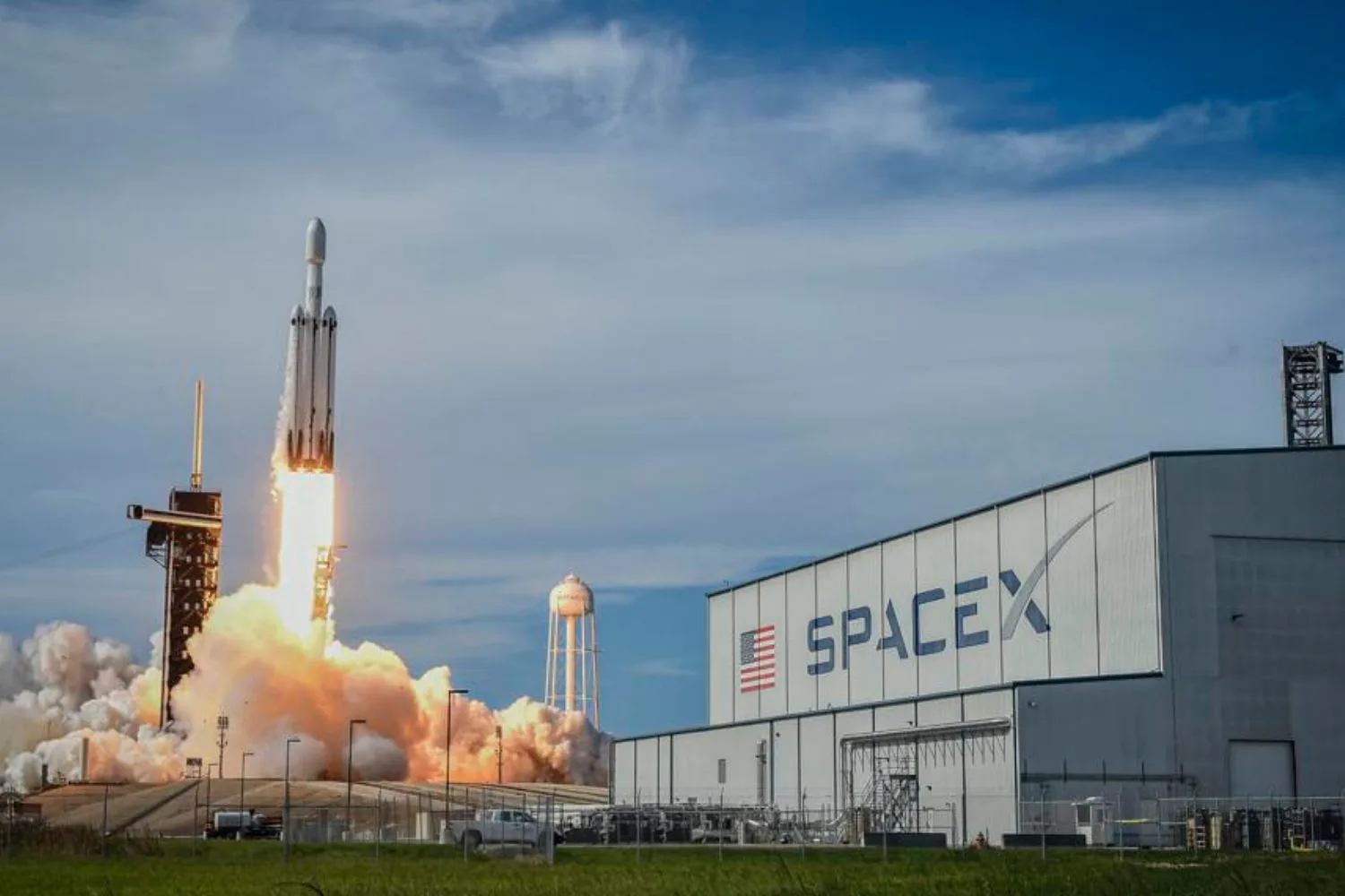 Representação artística de um foguete Falcon 9 da SpaceX decolando em direção ao espaço, simbolizando inovação e sucesso financeiro.