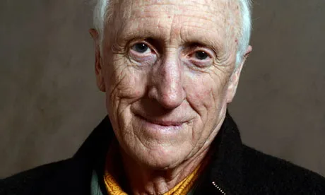 Retrato de Stewart Brand, um homem mais velho com óculos, barba e cabelo grisalho, um ícone que ligou a contracultura a Silicon Valley.