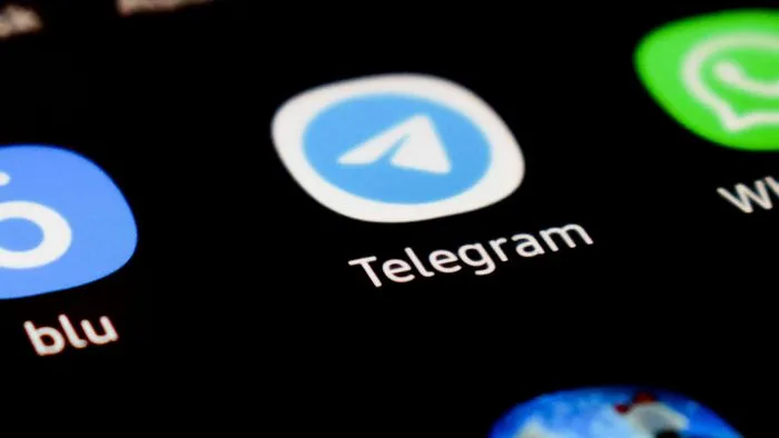 Interface do Telegram para Android com o novo visual Liquid Glass, destacando o efeito translúcido e ícones renovados.
