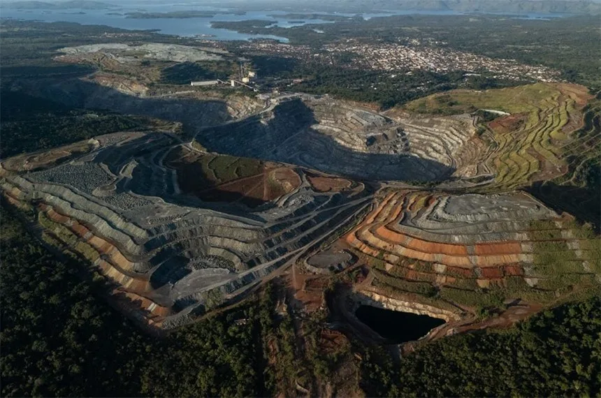 Engrenagens e minerais raros, simbolizando a complexidade da cadeia de suprimentos e a necessidade de agregar valor tecnológico nas terras raras.