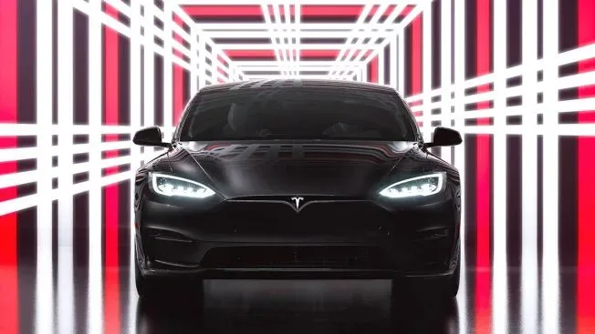 Veículo Tesla com horizonte da Califórnia, simbolizando a disputa com o DMV sobre o Autopilot.