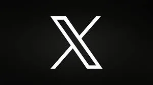 Pessoa utilizando um laptop com gráficos e ícones de redes sociais, simbolizando a criação de conteúdo e crescimento de audiência com IA.