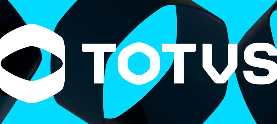 Gráfico de barras mostrando o crescimento de lucro e receita da Totvs em um painel digital, com o logo da empresa ao fundo.