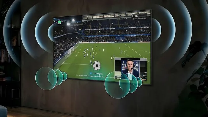 Copa do Mundo na TV 3.0, com imagem de um jogo de futebol sendo transmitido em uma televisão de alta definição. O logo da TV 3.0 aparece, e elementos de realidade aumentada surgem na tela, representando a interatividade. Ao redor, pessoas comemoram, indicando a experiência imersiva.