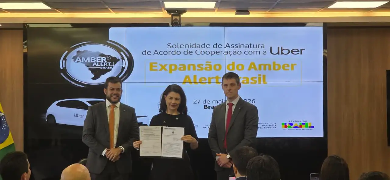 Imagem de ícones de aplicativos de transporte como Uber e 99, com foco em direção e motorista