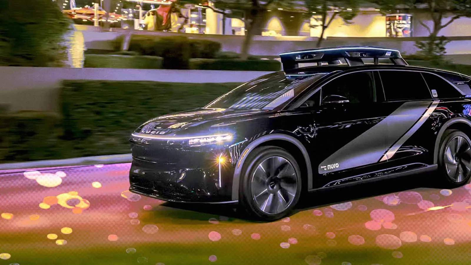 Carro autônomo da Uber com logo da empresa, representando a nova estratégia de soluções autônomas para robotáxis.