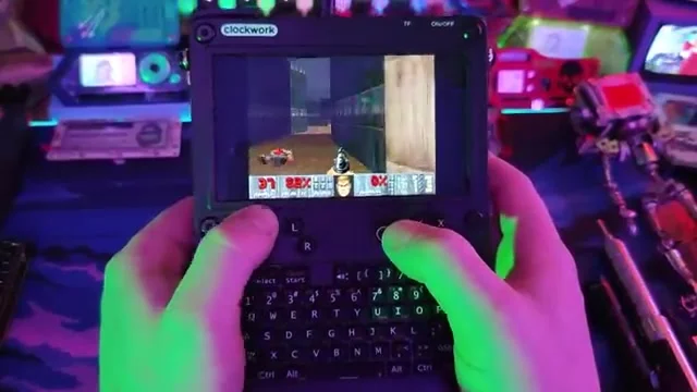 Close-up de um uConsole da Clockwork, um computador portátil com tela e teclado miniatura, mostrando seu design compacto e robusto.