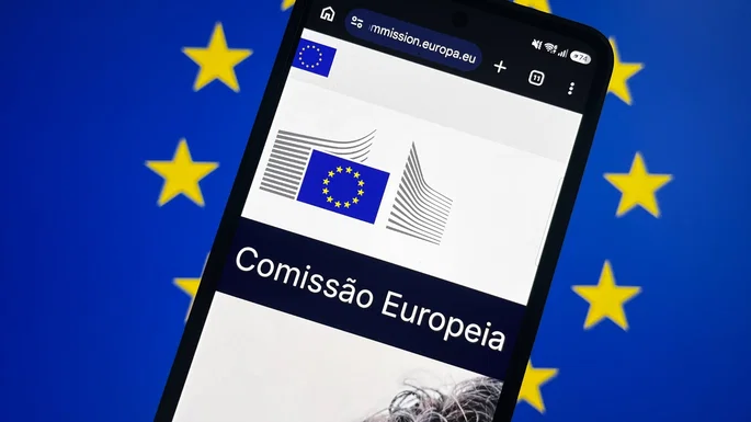 Criança utilizando tablet, com ícones de redes sociais ao redor e um cadeado digital, simbolizando a proteção infatil online.
