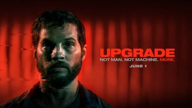 Cena do filme Upgrade: Atualização, mostrando Grey Trace com implante de IA, em um ambiente futurista com elementos tecnológicos.