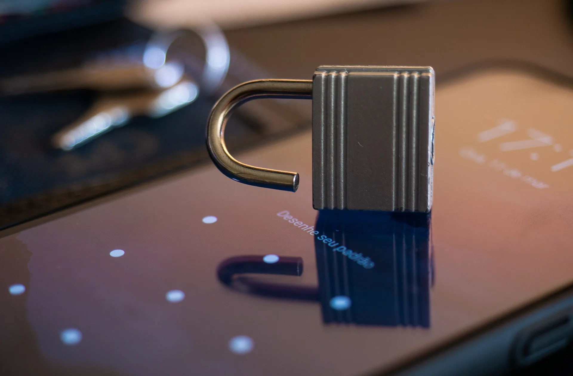 Representação visual de senhas e dados sendo expostos em uma rede, simbolizando um vazamento de dados e a importância da cibersegurança.