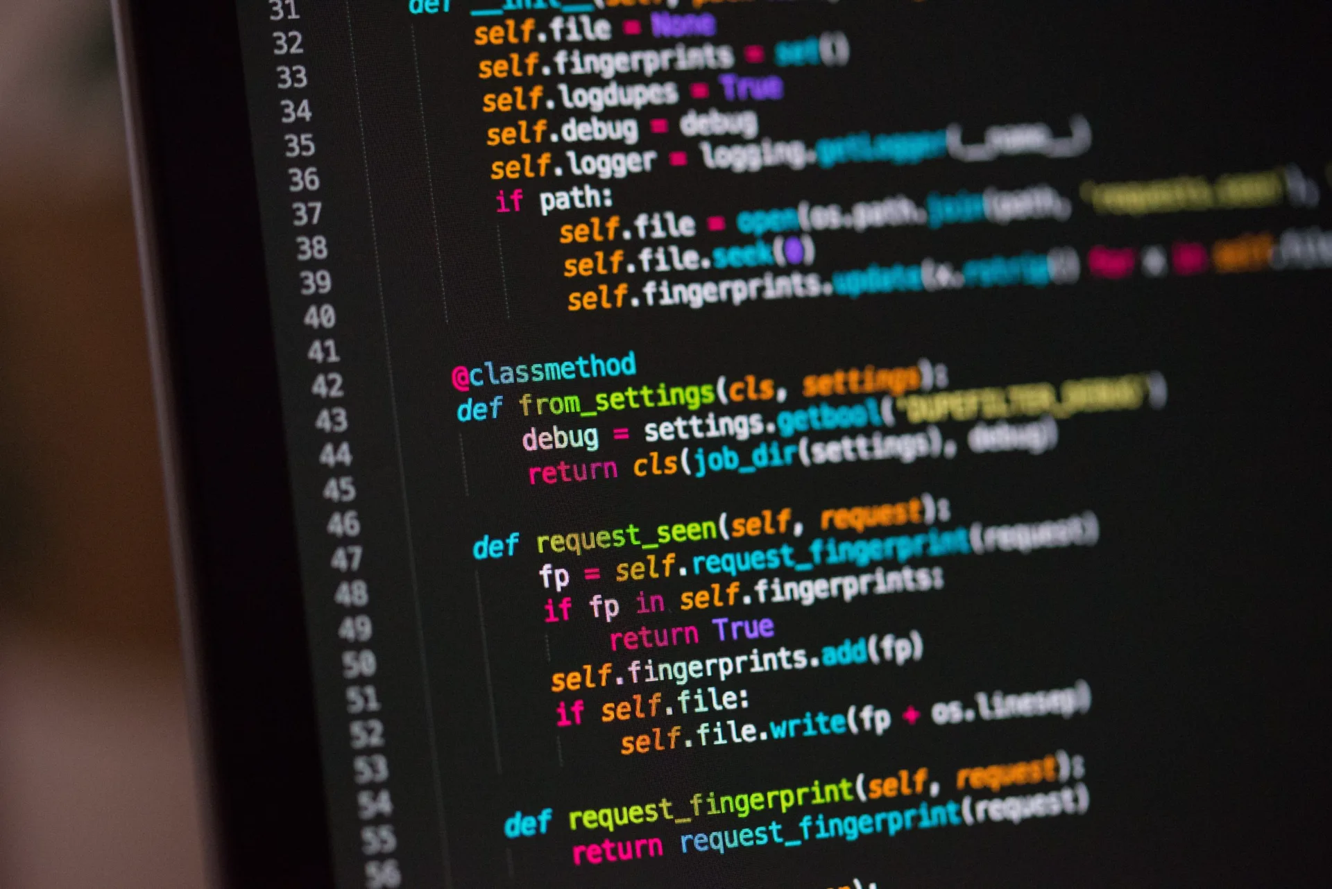 Desenvolvedor trabalhando em código em um computador, simbolizando a criação e venda de código-fonte.