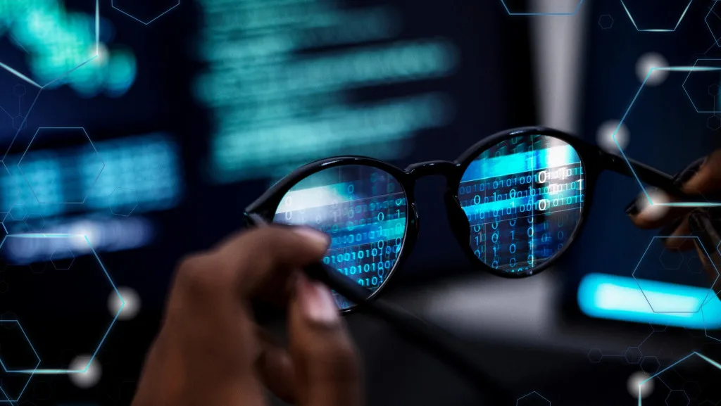 Mãos digitais digitando código em um terminal com linhas de código azuis e brancas, simbolizando o ato de programar.
