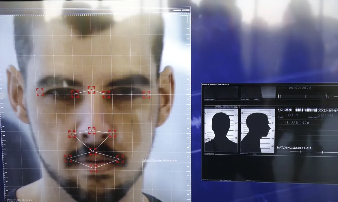 Close-up de um rosto sendo escaneado por um sistema de reconhecimento facial, com elementos digitais sobrepostos