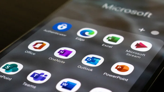 Representação visual de um cadeado digital sobre uma tela de computador com o logo do Microsoft Office, simbolizando a proteção contra vulnerabilidades de segurança.