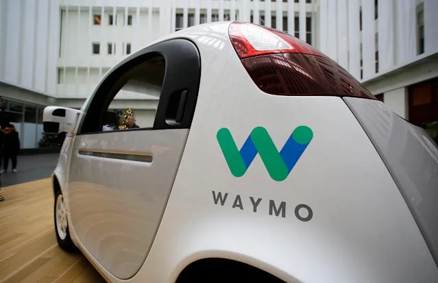 Carro autônomo da Waymo em Austin, Texas, pronto para transportar passageiros da Uber.