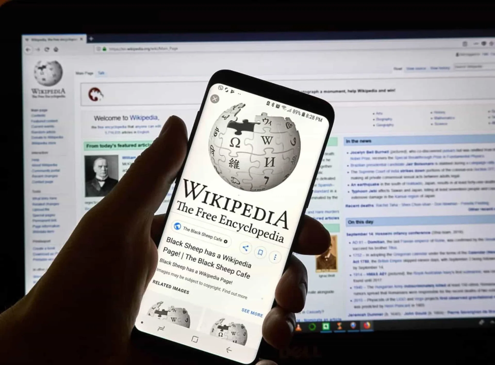Capa da Wikipedia com elementos de inteligência artificial sobrepostos, simbolizando a interação entre o conhecimento humano e a IA.
