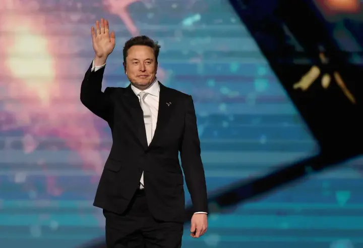 Logotipo da xAI de Elon Musk sobreposto a um mapa estilizado do estado do Colorado, ilustrando o embate legal sobre a regulamentação de IA.