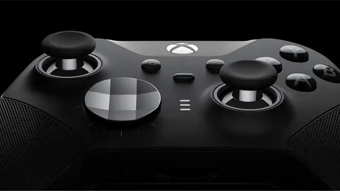 Imagem de um controle Xbox Elite Series 3 em prata, com detalhes dos botões e rodas de rolagem, ao lado de um controle menor.