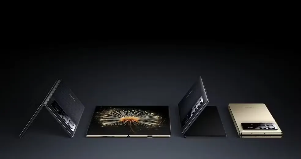 Smartphone dobrável tipo concha da Xiaomi, o Mix Flip, em um fundo branco, destacando as câmeras Leica e a tela externa. Uma pessoa segura o aparelho com uma mão.