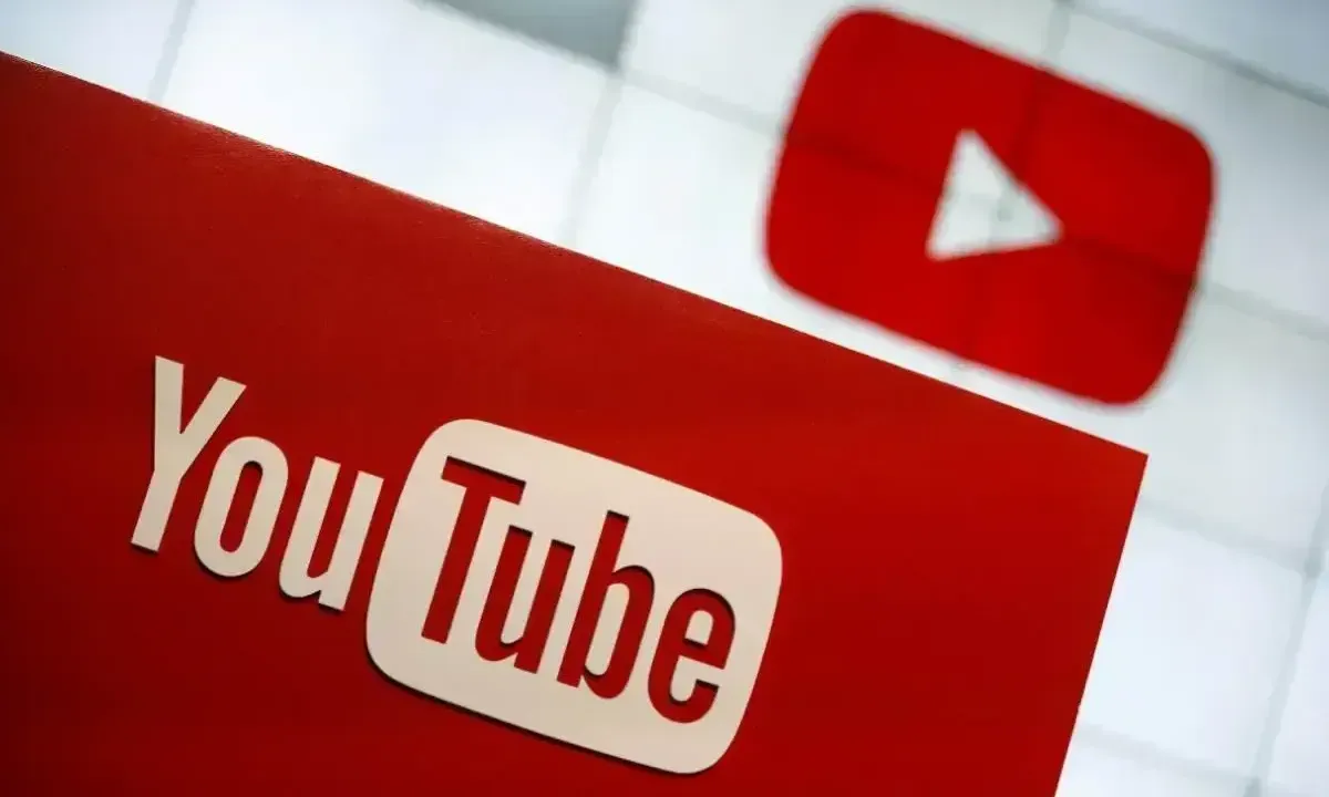 Gráfico mostrando o aumento de CTR com IA em testes A/B para vídeos do YouTube. Uma linha ascendente com destaque para o símbolo do YouTube e uma engrenagem que representa IA.